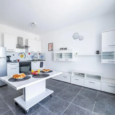 Charming Studio With Shared Pool Apartman Villeneuve-Loubet