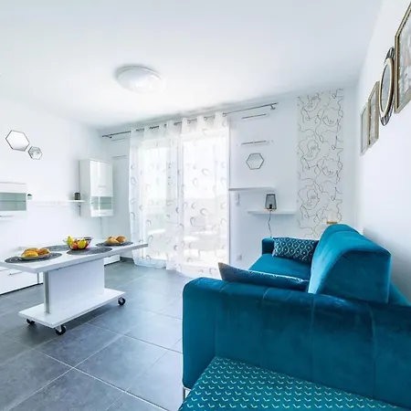 Charming Studio With Shared Pool Lägenhet Villeneuve-Loubet