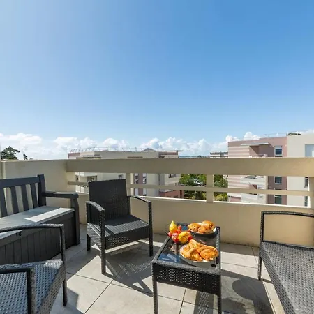 Charming Studio With Shared Pool * Villeneuve-Loubet